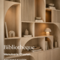 Bibliothèque sur-mesure en bois blanc, aménagée dans un salon contemporain à Bordeaux.