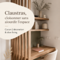 Un intérieur décoré avec des claustras élégants délimitant l'espace de façon légère.