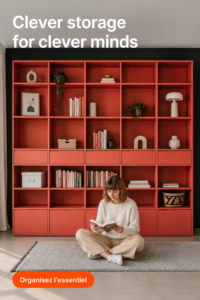 Un salon bien organisé avec des solutions de rangement pratiques et esthétiques.