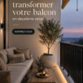 Balcon transformé en salon cosy avec des coussins et des plantes.