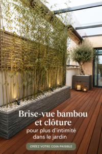 Brise-vue en bambou, créant un espace intime dans un jardin fleuri