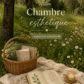 Chambre d'étudiant décorée dans un style esthétique, avec des couleurs pastel et des décorations murales.