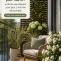 Un balcon décoré offrant intimité et style avec des plantes et des éléments décoratifs.