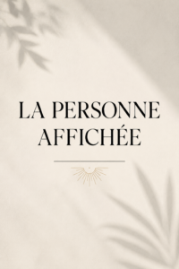 Une belle affiche accrochée au mur d'un salon moderne.