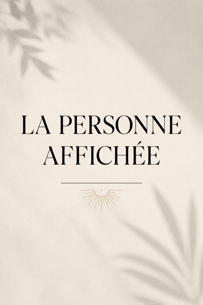 Une belle affiche accrochée au mur d'un salon moderne.