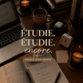 Femme étudiant avec son ordinateur portable et smartphone, inspirée par ses comptes Instagram
