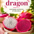 Photographie d'un fruit du dragon coupé en deux, révélant sa pulpe blanche et ses graines noires dans une cuisine lumineuse.