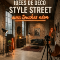 Un intérieur décoré avec des éléments street style et des accents néon colorés.