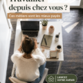 Femme souriante travaillant sur un ordinateur portable à la maison