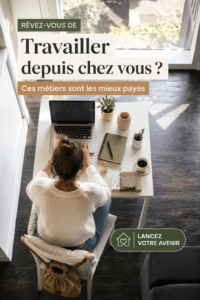 Femme souriante travaillant sur un ordinateur portable à la maison