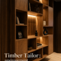 Un beau meuble en bois sur mesure dans un salon moderne.