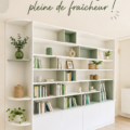 Bibliothèque moderne et accueillante avec des plantes et un éclairage chaleureux.