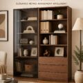 Bibliothèque en verre au style Mid Century dans un salon décoré avec goût