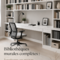 Bibliothèque murale en bois élégante dans un salon moderne
