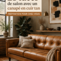 Un salon élégant avec un canapé en cuir tan, décoré de coussins et d'une lampe chaleureuse.
