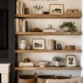 Bibliothèque légère en bois moderne dans un salon chaleureux
