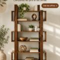 Bibliothèque en bois ancien dans un salon chic et chaleureux