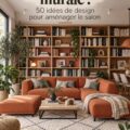 Bibliothèque murale moderne avec livres et objets décoratifs dans un salon élégant.