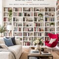 Bibliothèque moderne du sol au plafond avec livres et objets décoratifs.