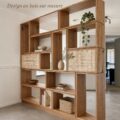Salon accueillant avec des meubles sur mesure en bois