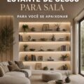 Étagères en plâtre décoratives dans un salon chaleureux, ajoutant une touche élégante à l'intérieur.