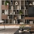 Une bibliothèque design moderne avec des livres et des objets déco dans un salon élégant