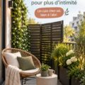 Un balcon d'appartement aménagé avec des plantes et un paravent. Idéal pour préserver l'intimité.