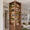 Colonne intérieure décorative dans un salon moderne avec un éclairage chaleureux.