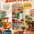 Salon décoré dans un style années 50 avec des couleurs pastel et des meubles rétro.